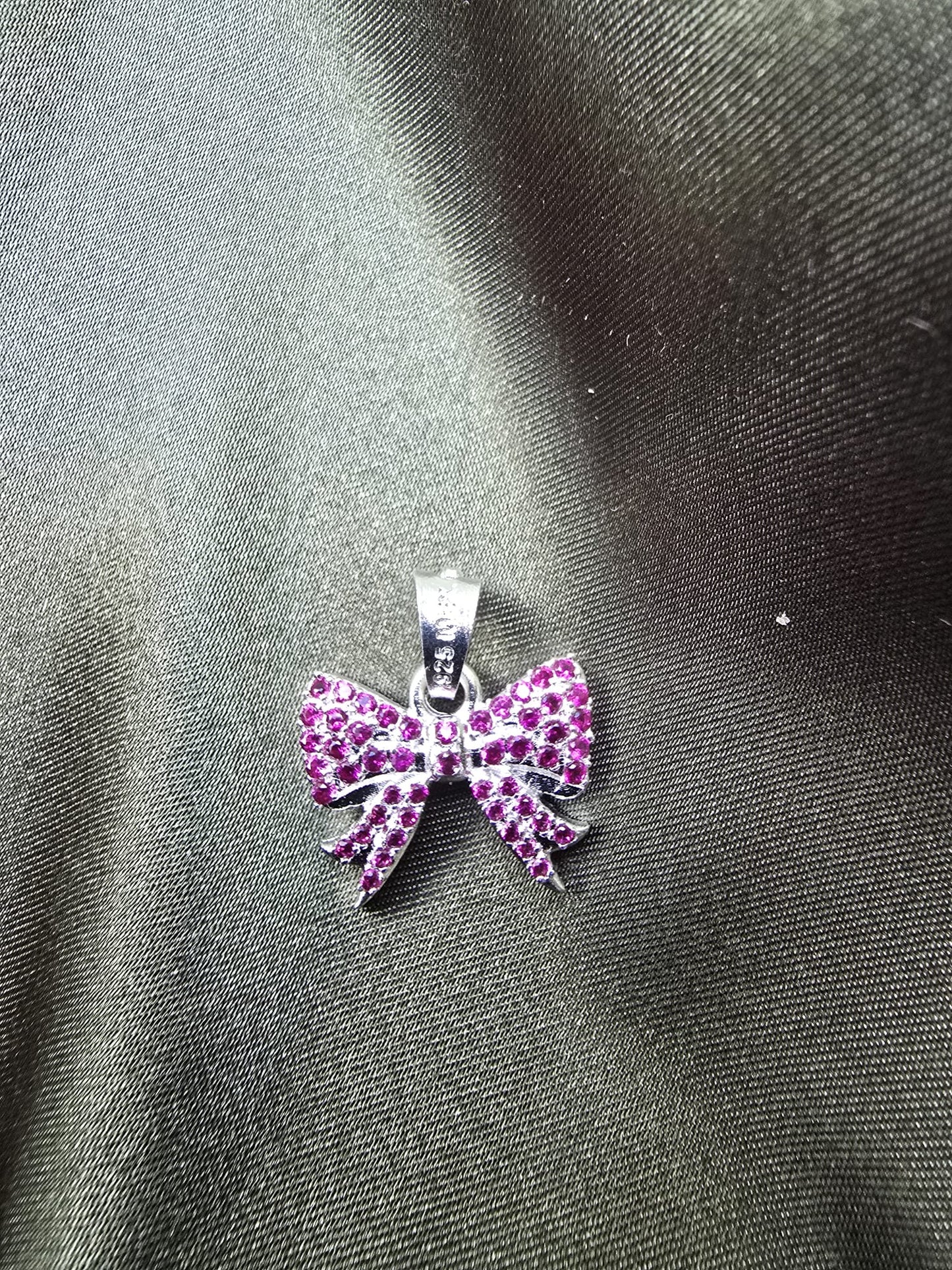Bow pendant